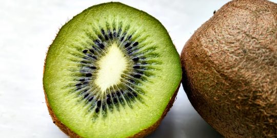 Een kiwi is een soort fruit dat je juist wél met schil moet eten