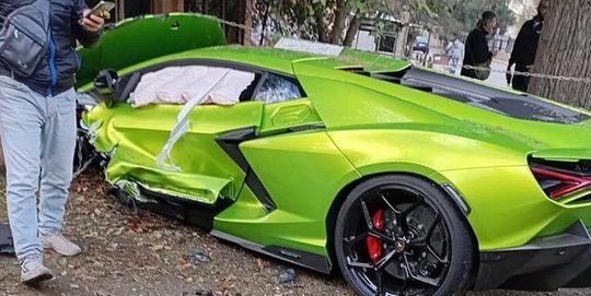 Illustratie voor: Revuelto ravage: werknemer crasht met peperdure Lamborghini tijdens een testrit