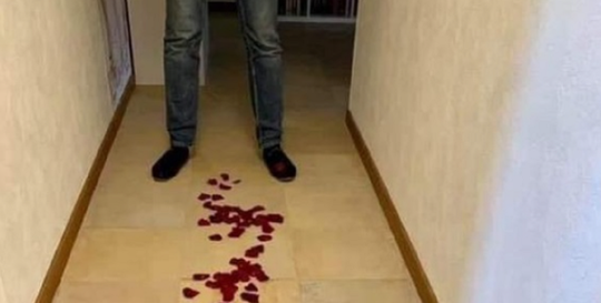 Vrouw legt pad met rozenblaadjes door het huis, maar wat de man dan tegenkomt...