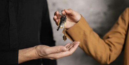 De overdracht van sleutels voor een nieuw huis