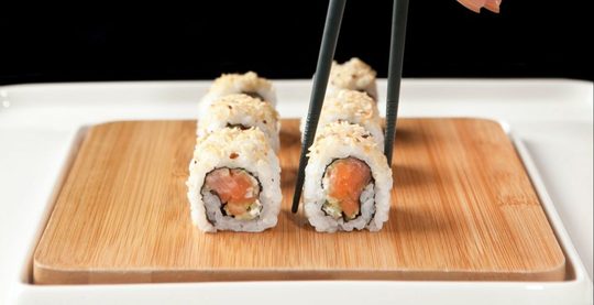 Zo moet je sushi écht eten volgens chef-kok Nobu Matsuhisa