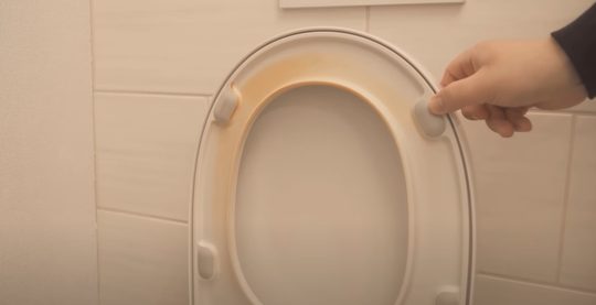 gele vlekken op wc bril