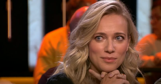 Illustratie voor: Jennifer Hoffman gaat uit de kleren en deelt foto op Instagram