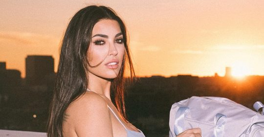 Illustratie voor: Yolanthe zet Instagram in vuur en vlam met reeks foto’s in strak sportpakje