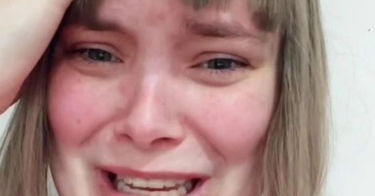 kapsel verpest door kapper vrouw huilt