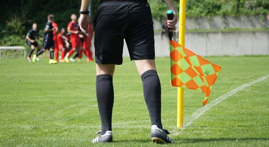 hoeveel salaris krijgt grensrechter betaald