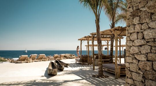Illustratie voor: Deze beachclub in Mykonos is de ideale vakantiebestemming