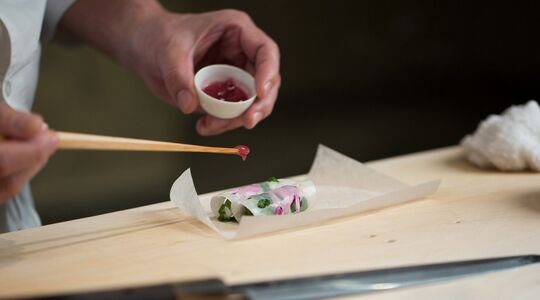 Illustratie voor: Sushi koning Masa laat zien hoe je sushi maakt