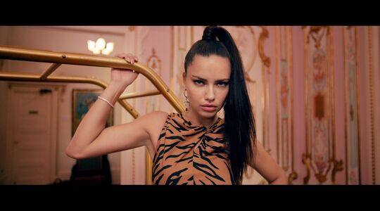 Illustratie voor: Must see: Adriana Lima danst op Swerve