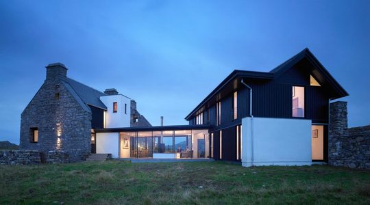 Illustratie voor: Schotse ruïne omgebouwd tot dikke villa
