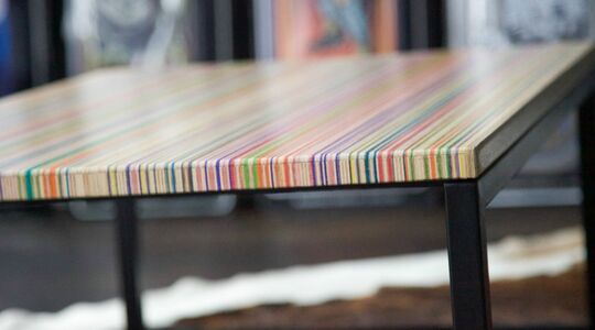 Illustratie voor: Rotterdamse ontwerpers maken tafels van skateboards
