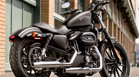 Illustratie voor: Drie Harley Davidson’s die je van je stoel doen glijden