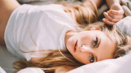 Illustratie voor: Dame uit Dortmund leidt je rond in haar appartement