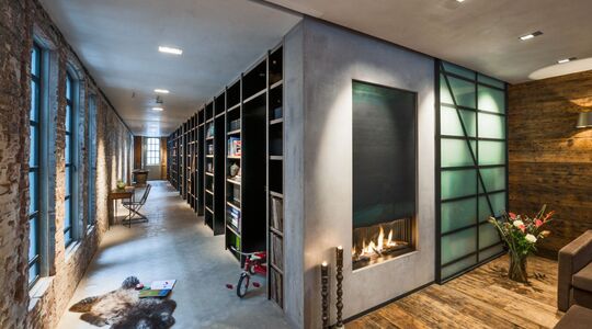 Illustratie voor: Oud Amsterdams vervallen kantoor omgetoverd tot brute woning