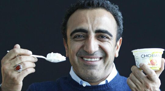 Illustratie voor: Yoghurtkoning geeft al zijn werknemers minstens 150.000 dollar