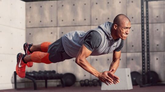 Illustratie voor: Contrast workout: spieren pompen in 30 minuten