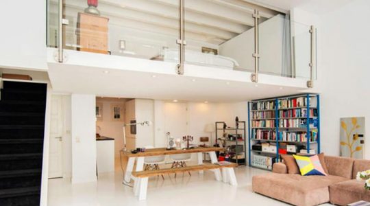 Illustratie voor: Oud Amsterdams schoolgebouw gerenoveerd tot spectaculair appartement
