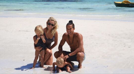 Illustratie voor: Jonge vader verkoopt app voor 54 miljoen en gaat permanent op vakantie