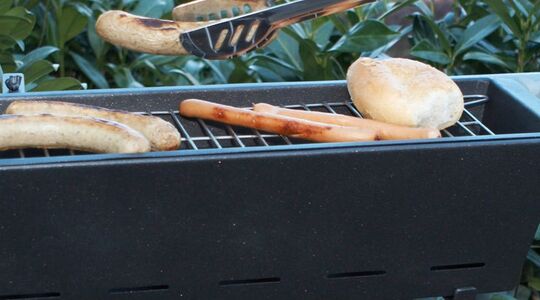 Illustratie voor: Deze barbecue hang je over het balkon als een bloembak