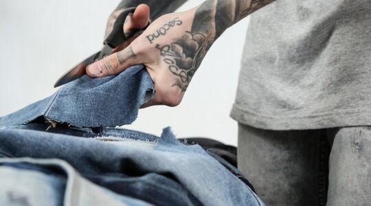 Illustratie voor: 4  Distressed items die je outfit een boost geven