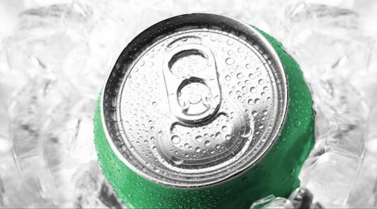 Illustratie voor: Met deze truc maak je een lauw blikje bier koud in 60 seconden