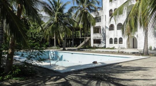 Illustratie voor: Kijk binnen in Pablo Escobar’s verlaten paradijs in de Caribische zee