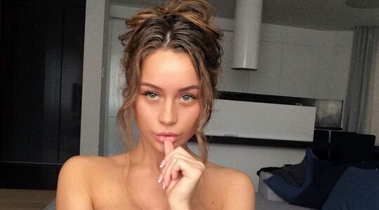 Illustratie voor: Olga Katysheva heeft een prachtig  lichaam en schattige sproetjes