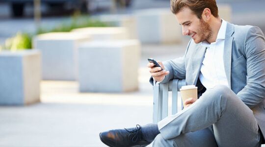 coffee to go koffie thuis drinken sparen man man geld slim uitgeven 3