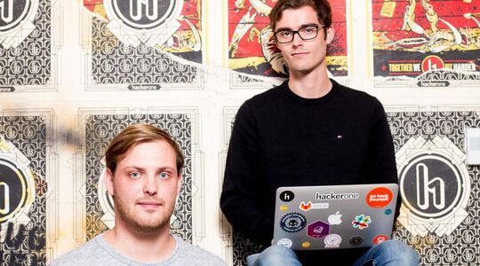 Illustratie voor: Friese jongens (26) maken meer dan een miljoen per maand met het uitzenden van hackers