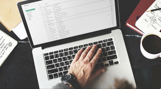 slechte eigenschappen-afleren-macbook pro-kopje koffie-kantoor-MAN MAN
