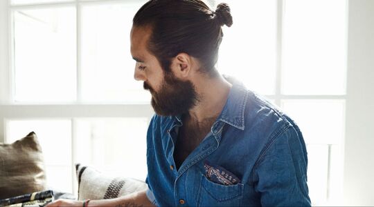 Illustratie voor: Een denim shirt mag niet ontbreken in je garderobe