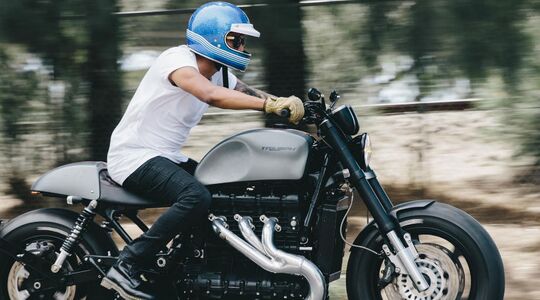 Illustratie voor: Forse Triumph Rocket omgetoverd tot brute cafe racer