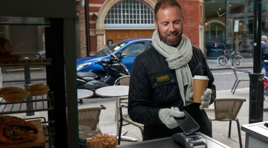 Illustratie voor: Vergeet de portemonnee: vanaf nu betalen we met onze smartphone