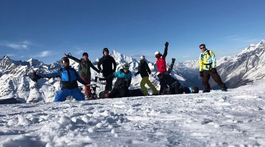 Illustratie voor: Wij huurden met een groep vrienden een huisje tijdens wintersport