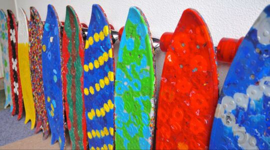 Illustratie voor: WasteBoards Bakery maakt unieke skateboards van plastic doppen