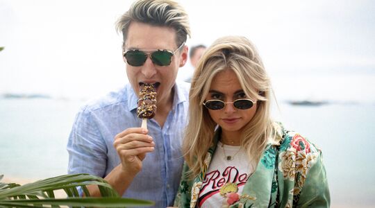 Illustratie voor: MAN MAN proeft ijs in Cannes met Cara Delevigne