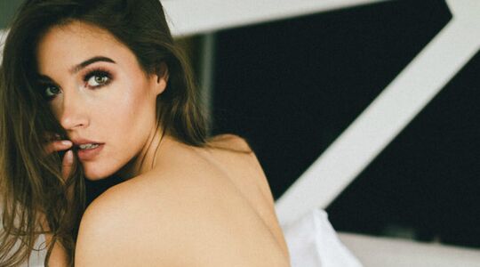 Illustratie voor: Beeldschone Sanja Urosevic in sexy, mysterieuze shoot