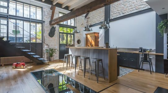 Illustratie voor: Voormalige stal op steenworp afstand van Parijs omgetoverd tot bruut industrieel loft