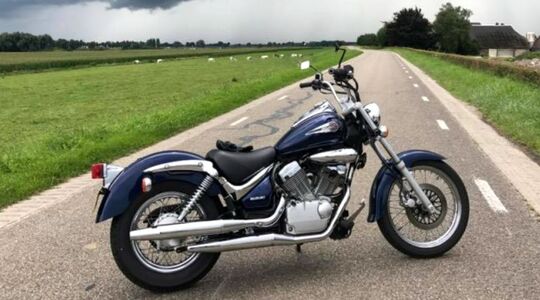 Illustratie voor: Motorrijder vraagt om gephotoshopte bliksem en krijgt hilarische reacties