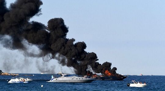 Illustratie voor: Video: miljoenenjacht aan de kust van Saint-Tropez gaat in vlammen op