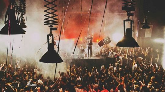 Illustratie voor: Amsterdam is een swingend feest op de vrijdag rijker