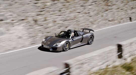 Stefan Bogner, porsche en de stelvio pas MAN-MAN