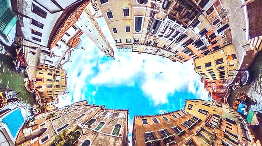 de Theta V 360 graden camera van Ricoh Imaging MAN-MAN