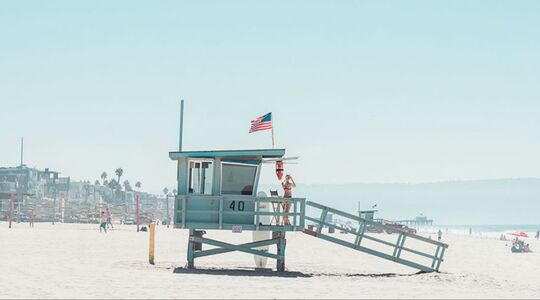Illustratie voor: Fotoserie: Manhatten Beach op minimalistische wijze vastgelegd