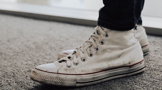 vieze schoenen in de wasmachine wassen