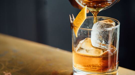 hoe whisky schenken serveren