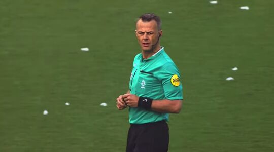 dit verdient scheidsrechter Björn Kuipers