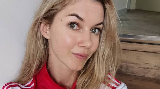 oud-profvoetbalster anouk hoogendijk in lingerie