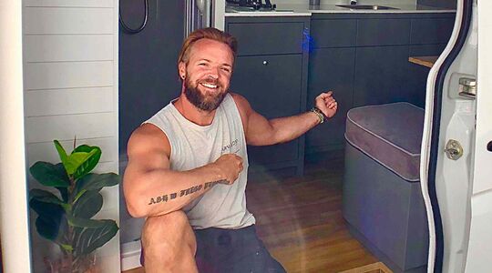 man bouwt bestelbus om tot luxe camper