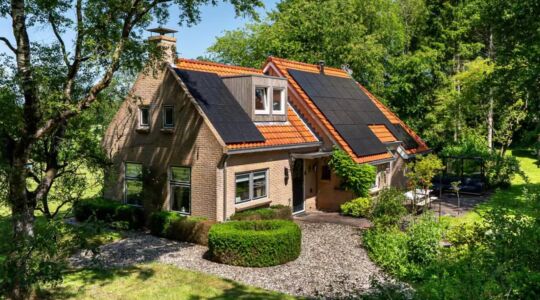 De woonboerderij, die presentator Arjen Lubach verkocht heeft, vanaf buiten